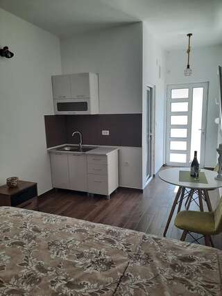 Апартаменты Apartments Kingfisher Вирпазар Номер-студио с видом на бассейн-17